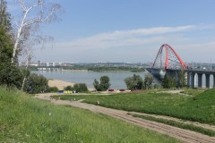 In der Millionen-Metropole. Netter Kontrast zum grün die Bugrinsky-Brücke.