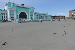 Mint-grün ist eine häufige Farbe russischer Bahnhofsgebäude. Hier Nowosibirsk.