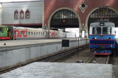 Zug vor der Abfahrt am Kasaner Bahnhof in Moskau