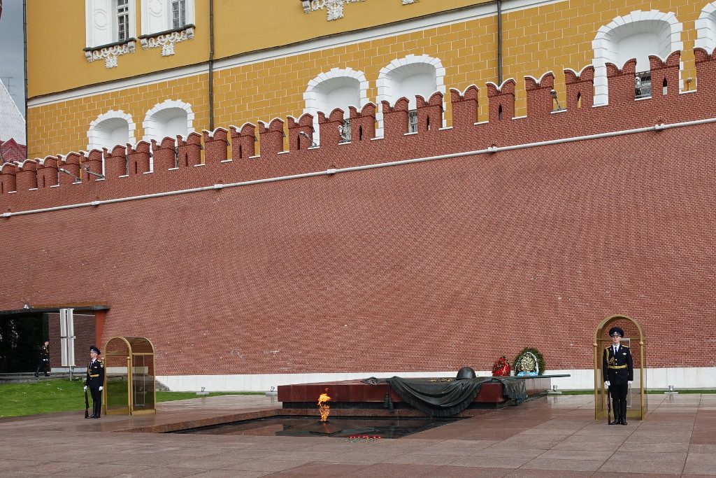 Grabmal des unbekannten Soldaten am Kreml (zur vollen Stunden lustiger Wachwechsel) in Moskau.