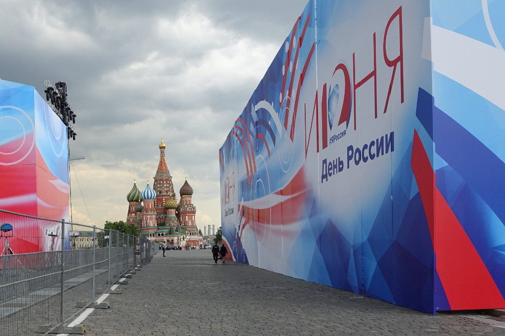 Russia Day und im Hintergrund die Basilius-Kathedrale