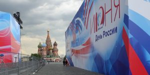 Russia Day und im Hintergrund die Basilius-Kathedrale