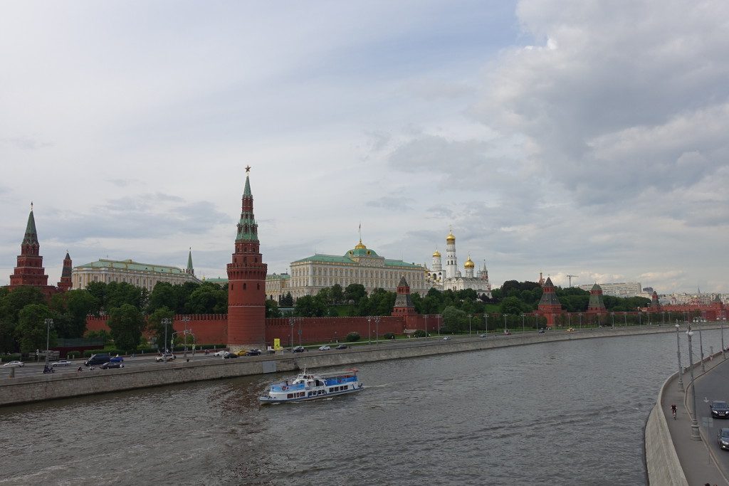Moskva, dahinter Kreml mit Wladimirs Arbeitsplatz.