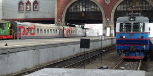 Zug vor der Abfahrt am Kasaner Bahnhof in Moskau