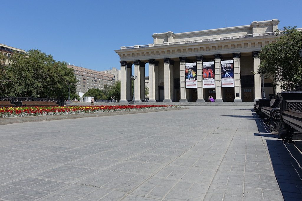 Der Opernplatz ist ein sehr beliebtes Hintergrund-Motiv für Brautmode und wanna-be Playmates jeder Art.