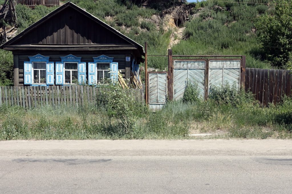 Holzhaus etwas ländlicher.