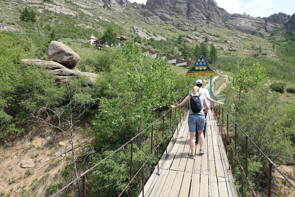 Hängebrücke vor dem Kloster.