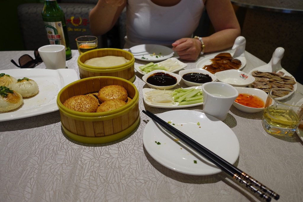 Peking-Ente - wir mussten erstmal bei den Nachbarn gucken, wie man die ganzen Einzelteile zusammen isst.