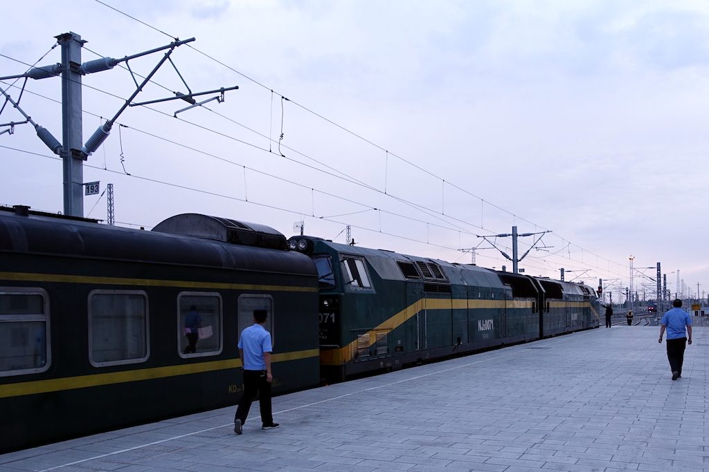 Die Doppel-Diesellok für die Hochgebirgsstrecke zum Dach der Welt wird angedockt.