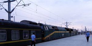Die Doppel-Diesellok für die Hochgebirgsstrecke wird angedockt.