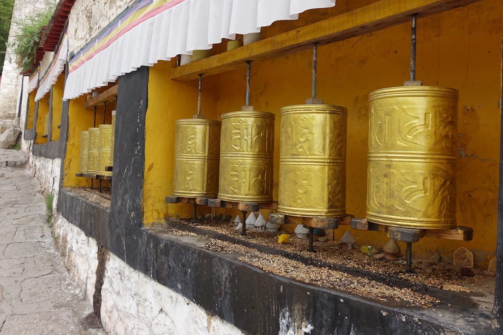 Ne Runde drehen, dass machen die Buddhisten gerne. Entweder am Rad oder gleich um ganze Gebäude, Kloster, Berge oder Seen.