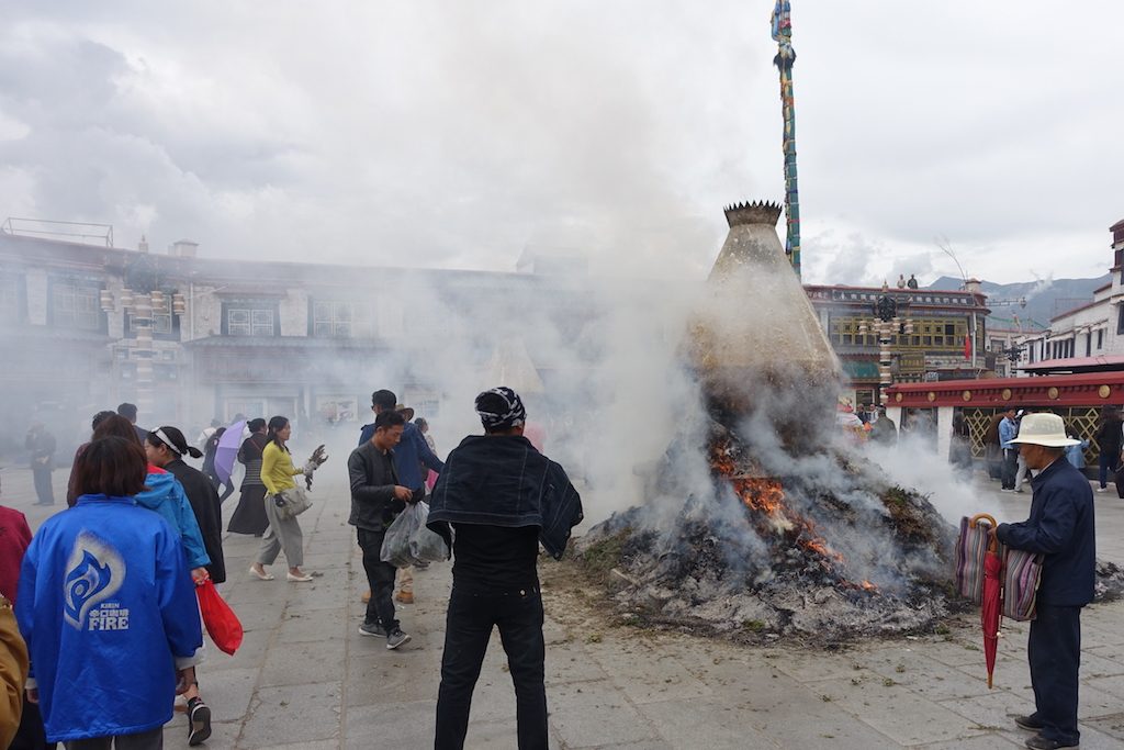 Wirklich einiges! Hier am Jokhang Tempel.