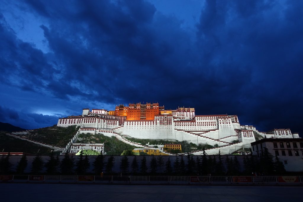 Der Potala Palast int Tibet bei Nacht.