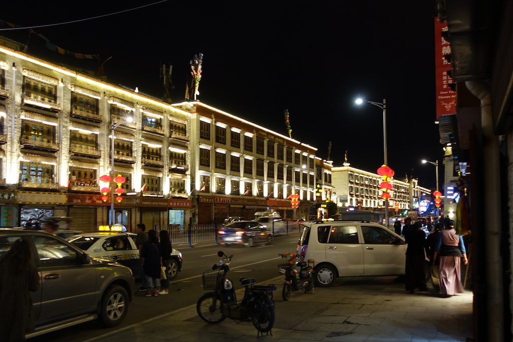 Lhasa bei Nacht.