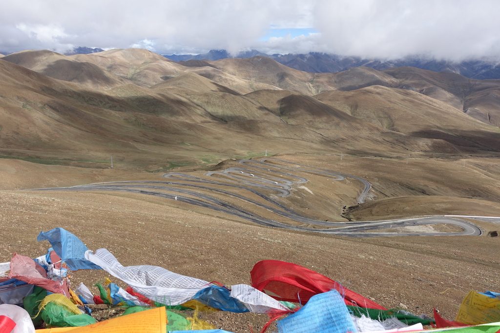 Von diesem Pass sieht man sämtliche Gipfel des Himalaya, wenn keine Wolken da sind. Wir dachten schon das wird der Running Gag.