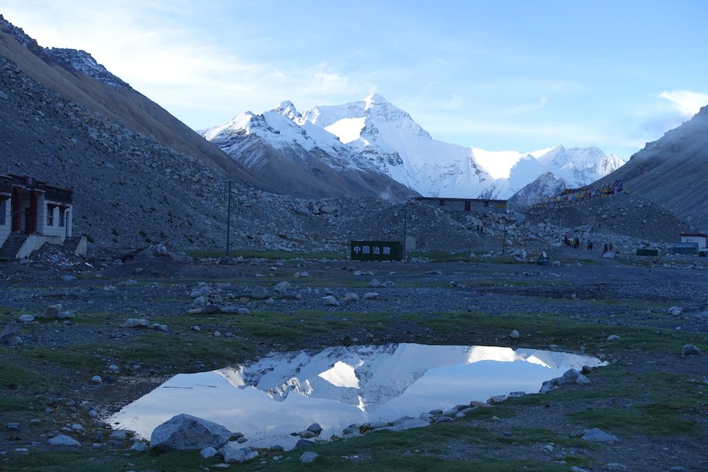 Wanderung zum Sonnenaufgang vom Zeltplatz zum Everest Base Camp auf 5.200m.