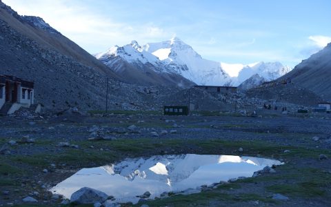 Wanderung zum Sonnenaufgang vom Zeltplatz zum Everest Base Camp auf 5.200m.
