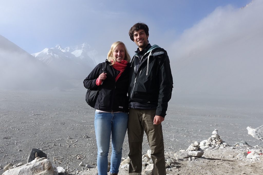 Doch wieder Wolken als wir beide morgens am Everest Base Camp stehen.