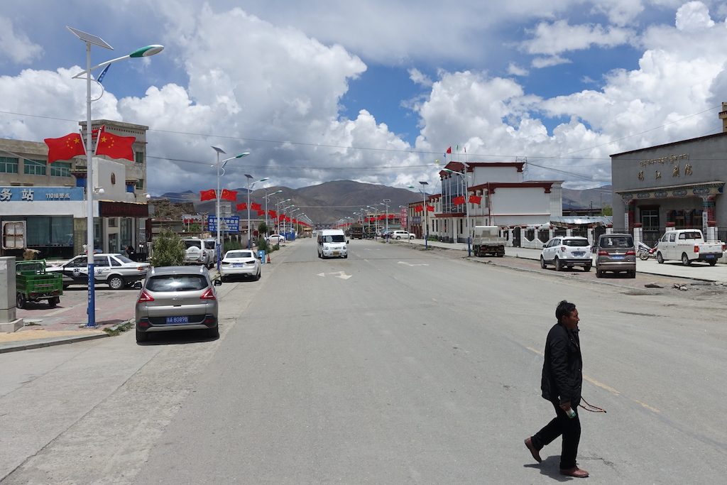 Nirgends so viele chinesische Flaggen wie in Tibet - wirklich nicht komisch :/