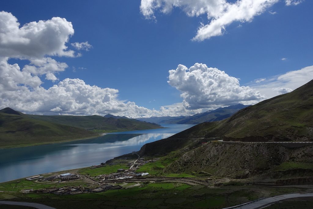 Yamdrok See mit Himalaya im Hintergrund.