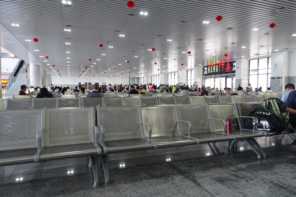 Ein letztes Mal Umsteigen im Bahnhof von Nanchang Bei. Ein Blick in die Wartehalle wie im Flughafen.