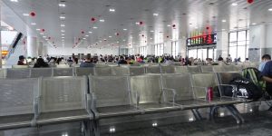Ein letztes Mal Umsteigen im Bahnhof von Nanchang Bei. Ein Blick in die Wartehalle wie im Flughafen.