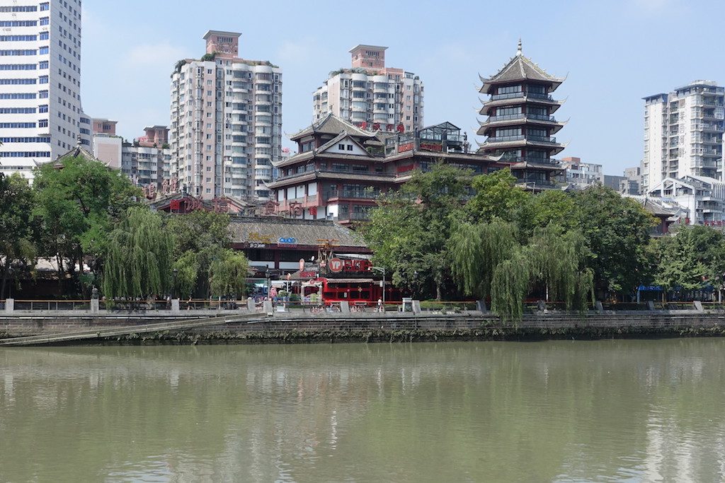 Chengdu Partymeile am Fluss, hier wissen die Leute mal das Flussufer zu nutzen.