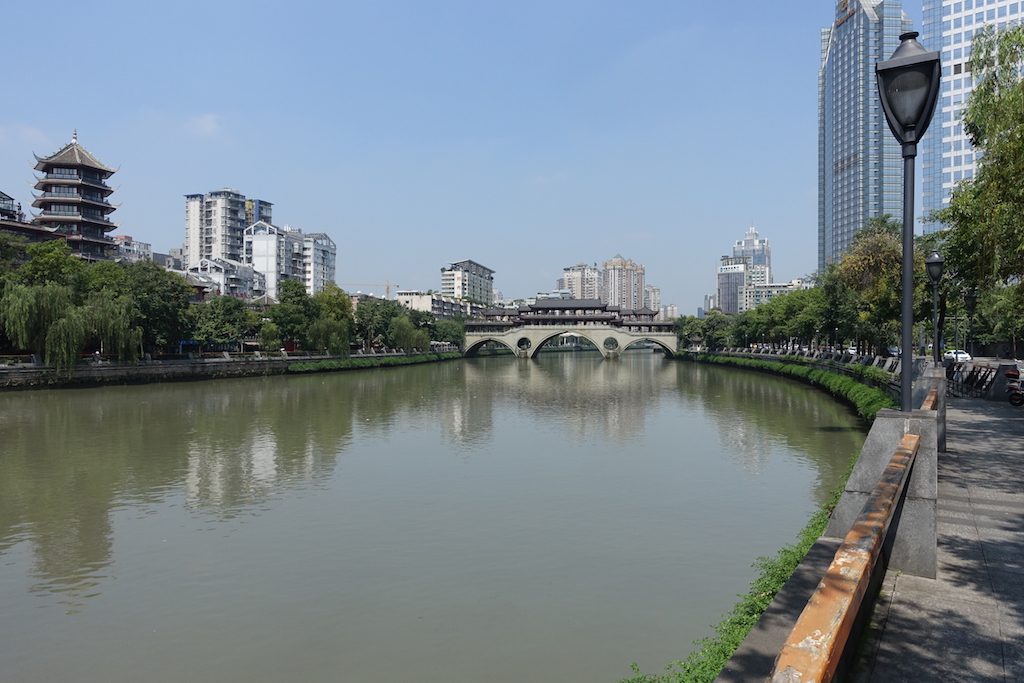Anshun-Brücke in Chengdu - wurde während unseres Aufenthaltes leider fast komplett renoviert, also nicht zu begehen und auch kein Restaurant über dem Fluss.