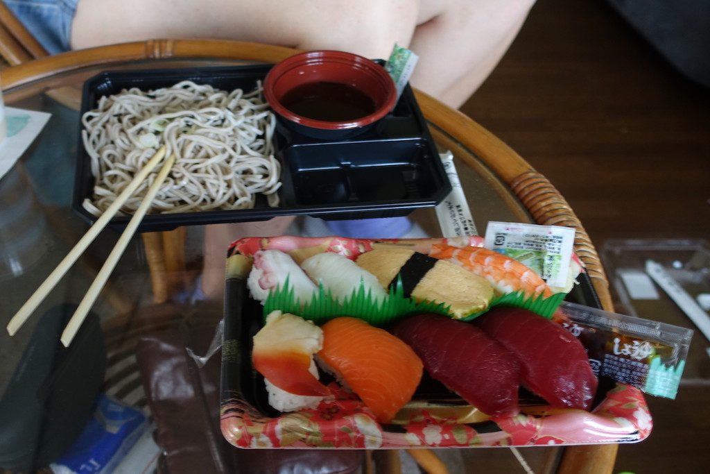 Convenience Essen aus dem Supermarkt ist wirklich ziemlich gut in Japan und macht das Essen auch etwas erschwinglicher.