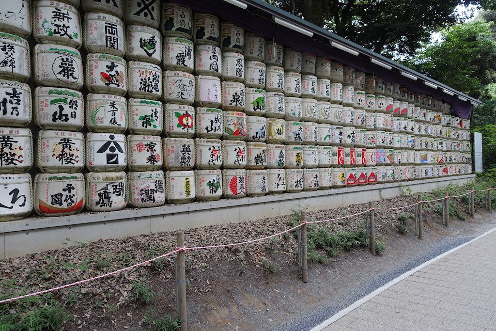 Sake-Fässchen im Park. Leider leer.