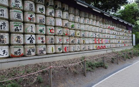 Sake-Fässchen im Park. Leider leer.