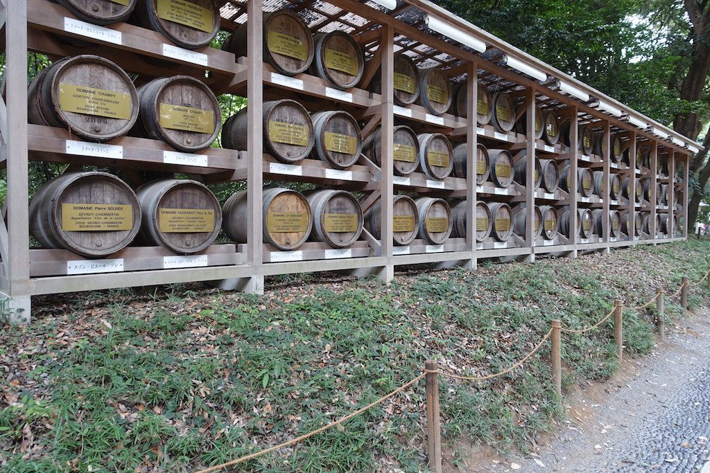 Bordeaux-Fässchen im Park, man wollte sich schon immer der westlichen Kultur öffnen - hey klar, über Wein läuft's am besten.