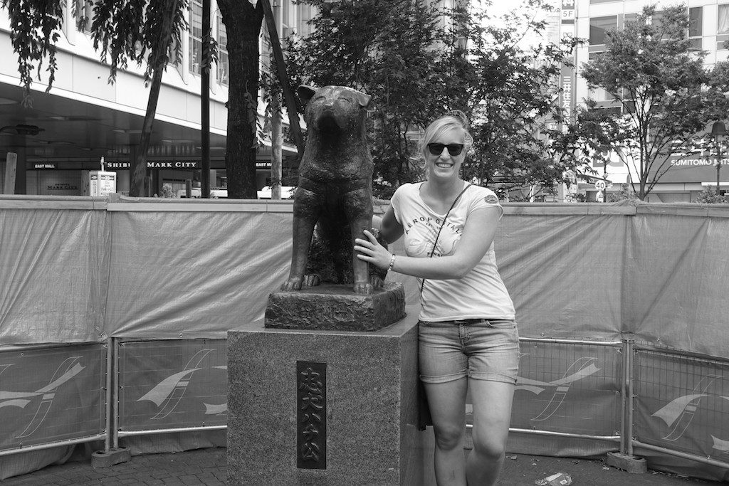 Der kleine Hachiko neben dem Hund, ach ne, Sina neben Hachiko...hatschiii!