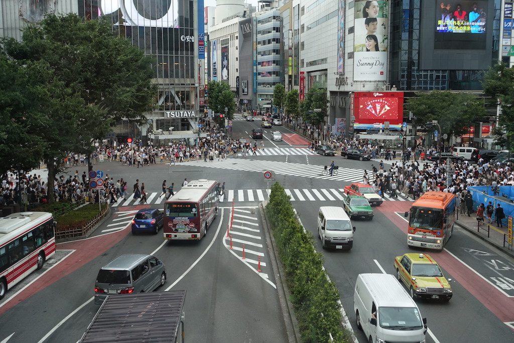 Eine der vollsten Kreuzungen: Shibuya-crossing, bei grün stehen alle Fahrzeuge und Fußgänger dürfen auch diagonal gehen...just wait for it...