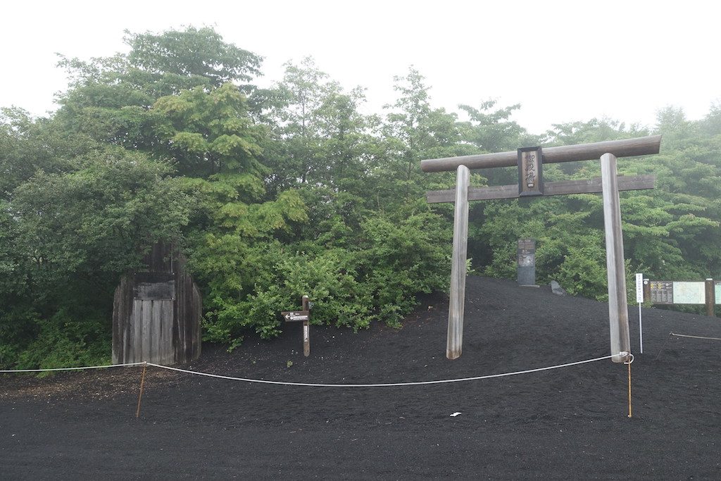 Das Torii zum Berg beim Mount Fuji besteigen.