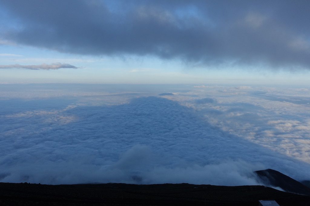 Sundowner mit Asahi Anbetung am Mount Fuji.