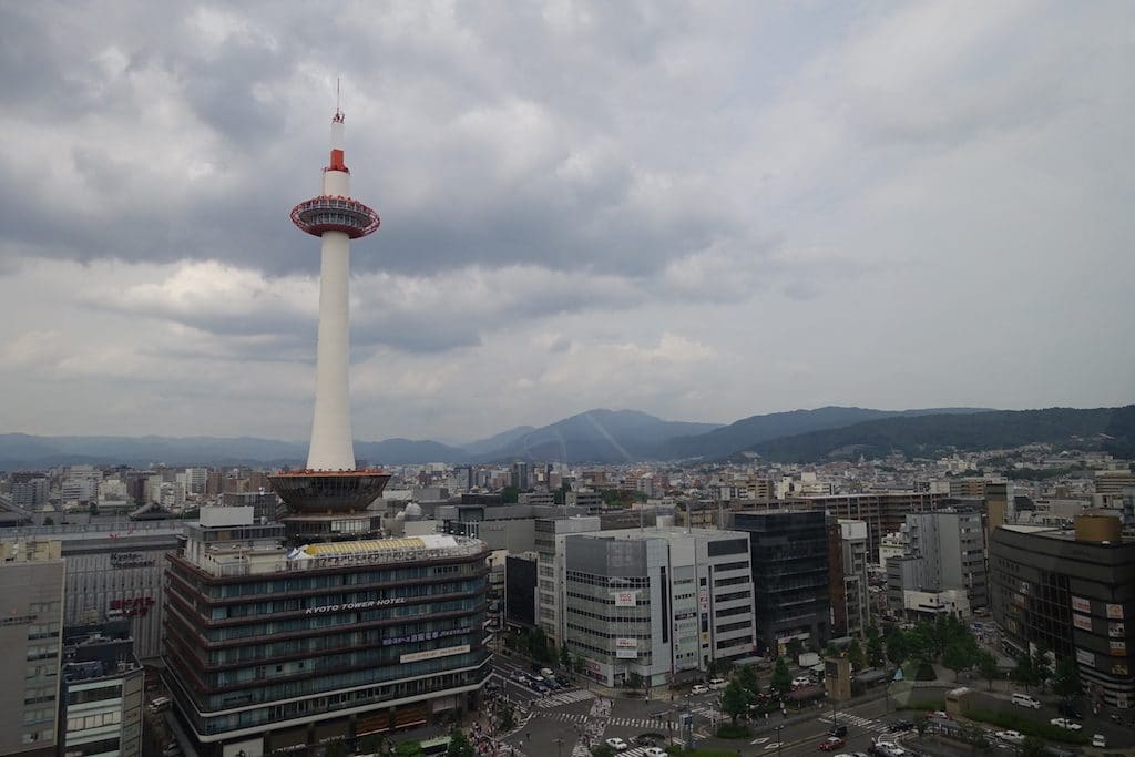 Kyoto-Tower vom Bahnhof aus gesehen.