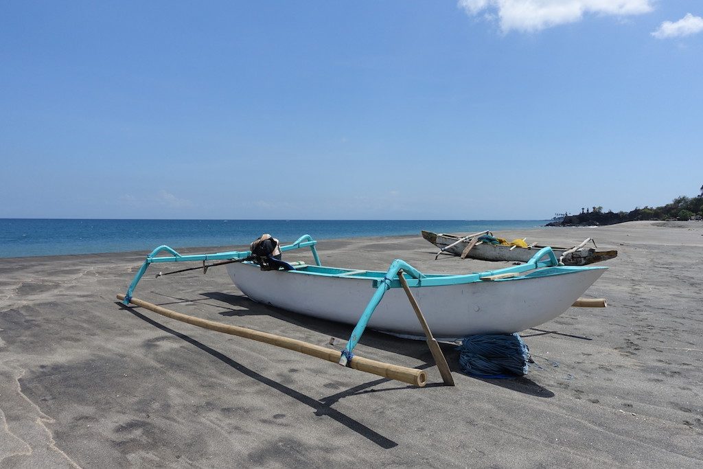 Anderer Strand südlich von Senggigi mit etwas dunklerem Sand.