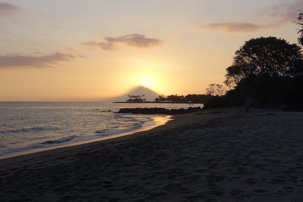 Sonnenuntergang hinter dem Vulkan Agung auf Bali von Lombok aus gesehen.