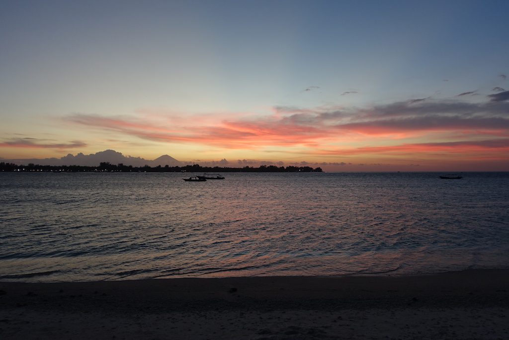 Und nochmal Sundowner von Gili Meno aus Richtung Gili T mit Agung auf Bali im Hintergrund.