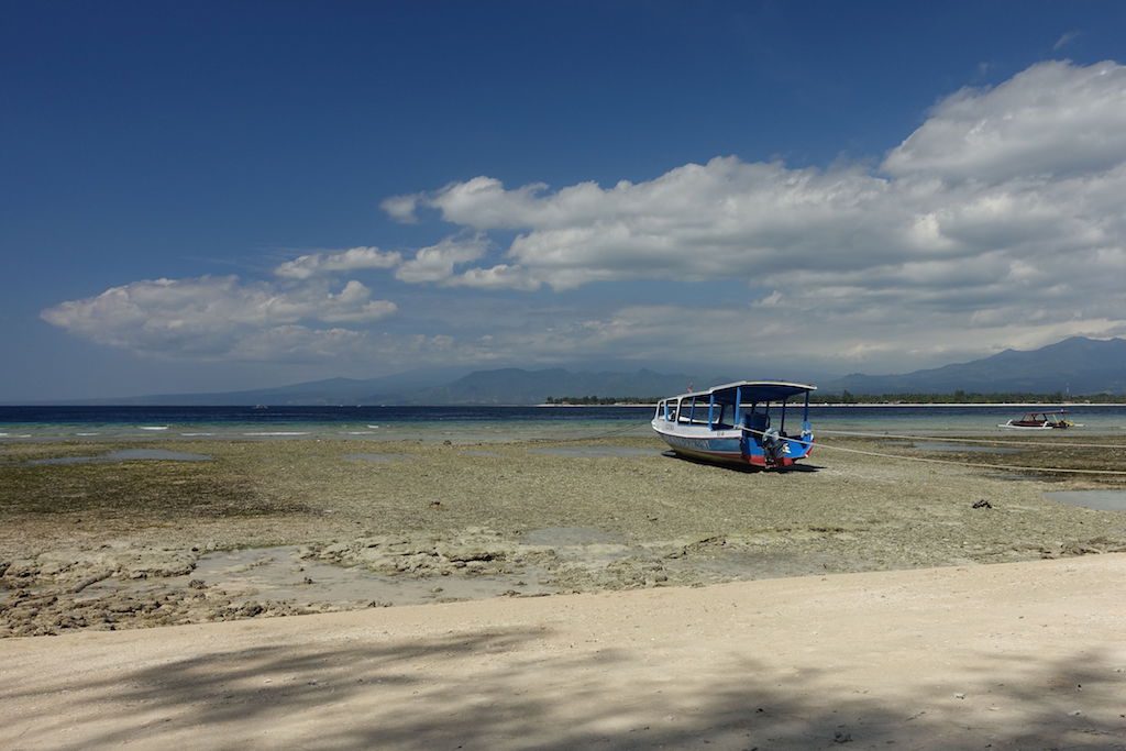 Bei Ebbe ist es im Norden von Gili Meno schon etwas ätzend zum Schnorcheln ins Wasser zu kommen. West-side is the best side.