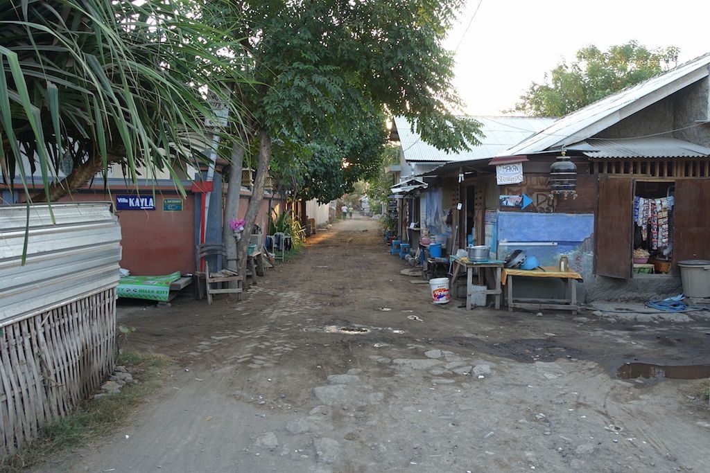 Hinter der Warung vorne links, lag das Intan Homestay. War wirklich besser als die Straße.