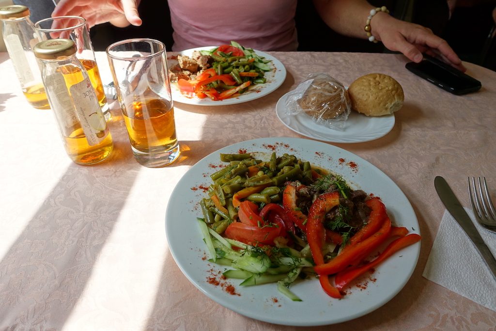 Essen im russischen Speisewagen. Manchmal im Ticketpreis bereits inbegriffen.