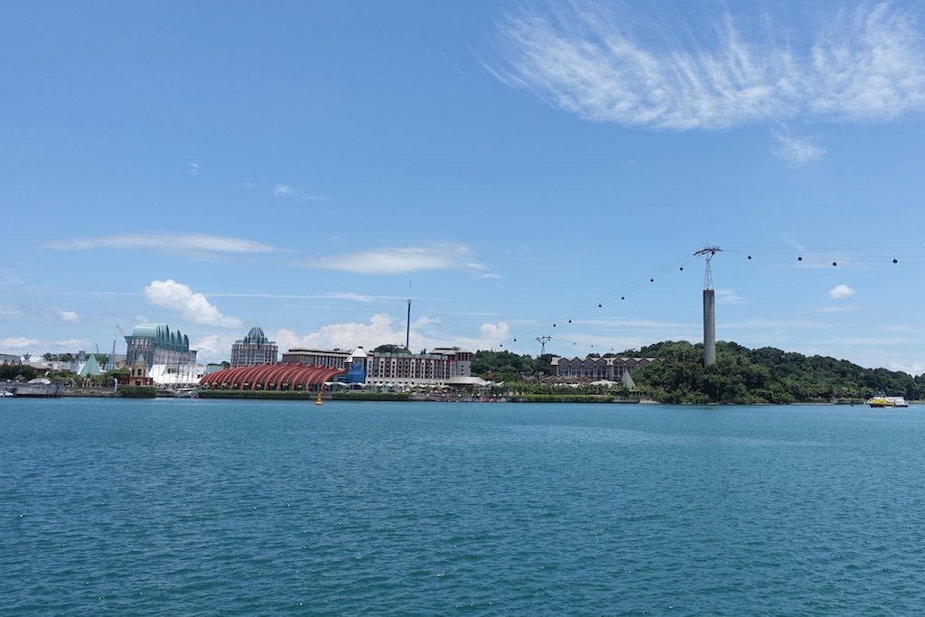 Sentosa ist zu Fuss zu erreichen oder per Seilbahn, wir gehen natürlich günstig zu Fuss;)