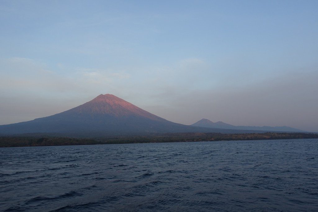 Der Agung auf Bali sieht zum Sonnenaufgang vom Wasser auch ziemlich beeindruckend aus.