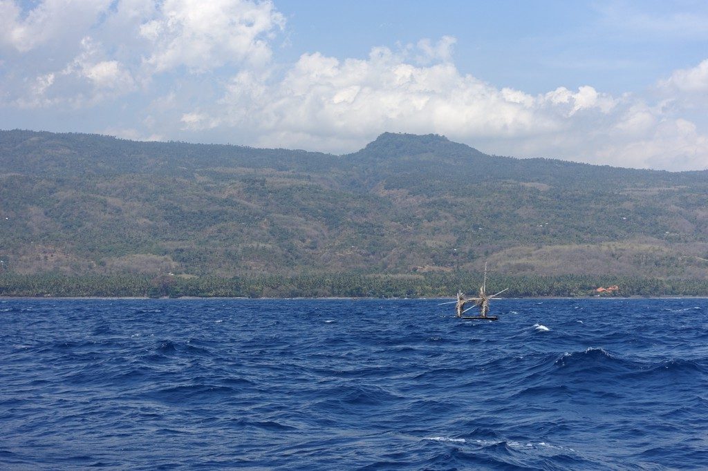 Überall schwimmen in Indonesien FADs rum (fisch-attraction-devices), die von den Fischern ausgebracht werden und Fische anlocken sollen. Gerade nachts sind die unbeleuchteten Dinger ein Spass.