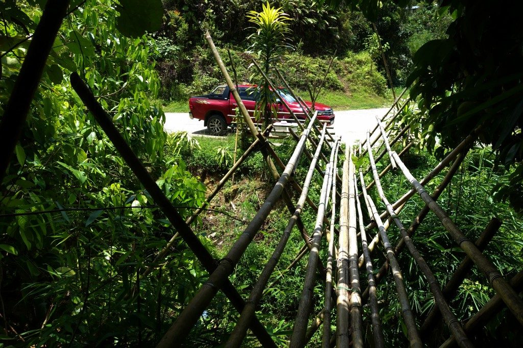 Über die Bambusbrücke ging es zum Villagestay in Borneo.