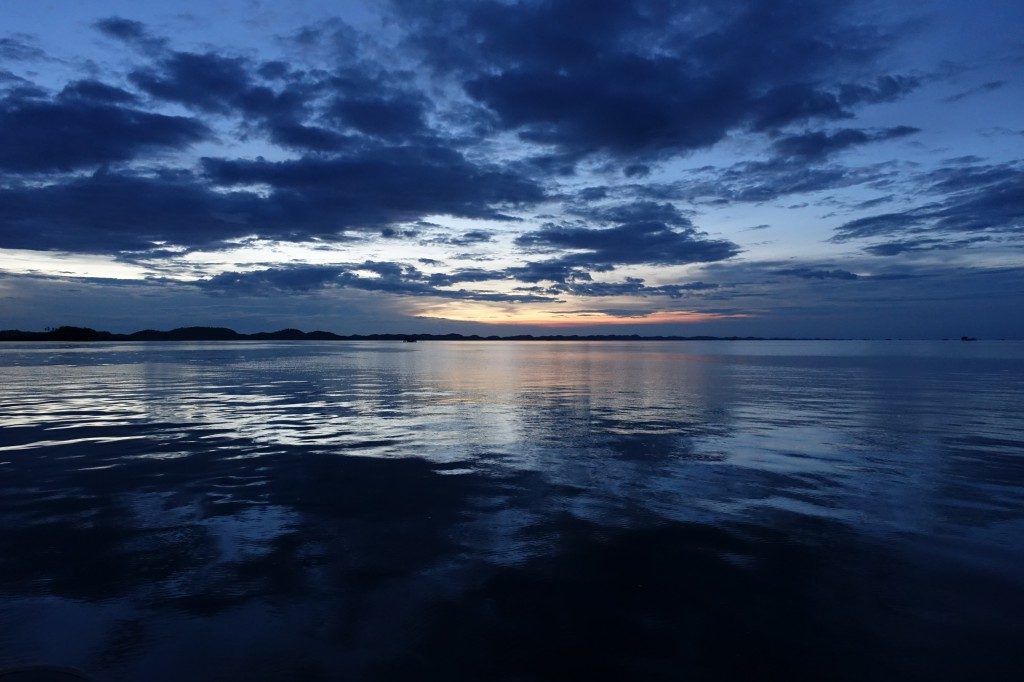 Abwechsungsreicher Sundowner in der einsamen Bucht.