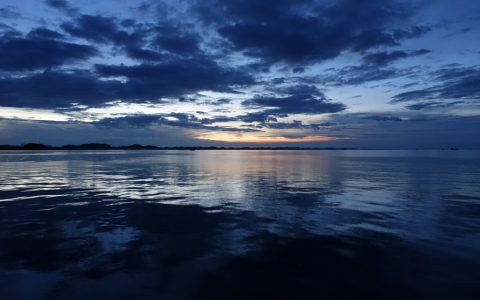 Abwechsungsreicher Sundowner in der einsamen Bucht.