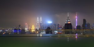Blick vom Dach mit Infinity Pool auf Kuala Lumpur mit den Petronas Towers